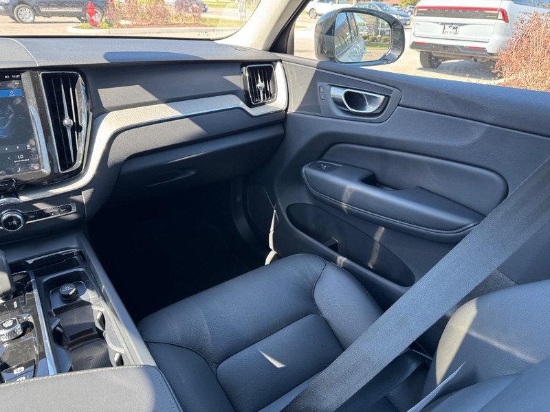 Volvo XC60 Vehicle Full-screen Gallery Image 14