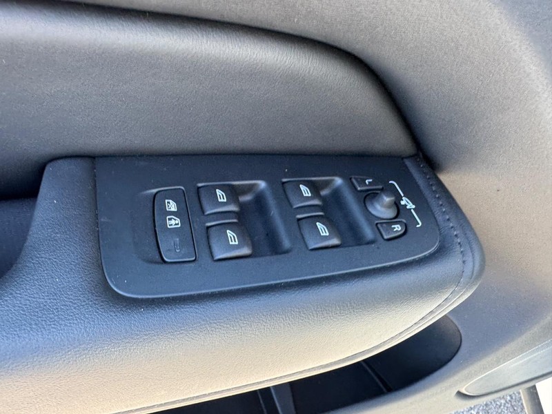 Volvo XC60 Vehicle Full-screen Gallery Image 16