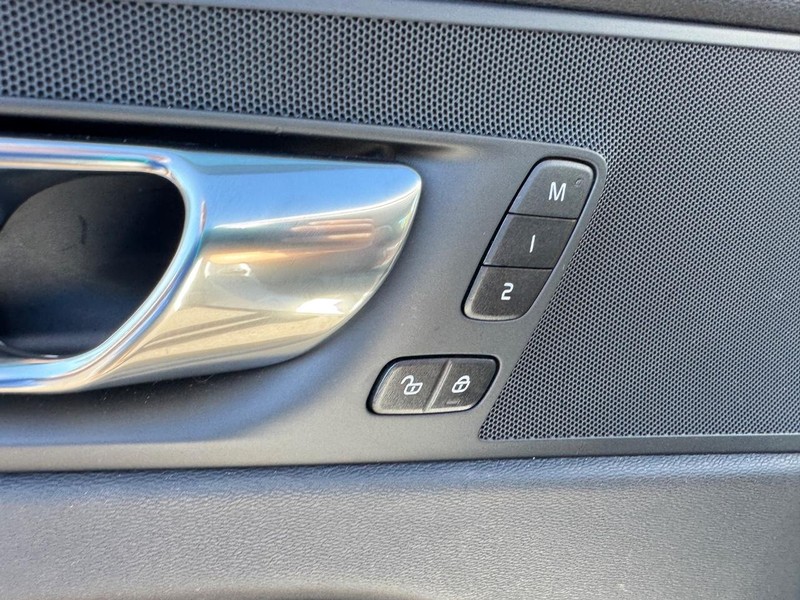 Volvo XC60 Vehicle Full-screen Gallery Image 17