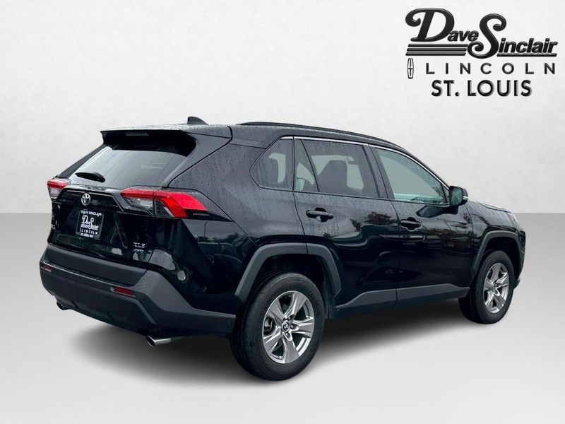 Toyota RAV4 Vehicle Full-screen Gallery Image 05