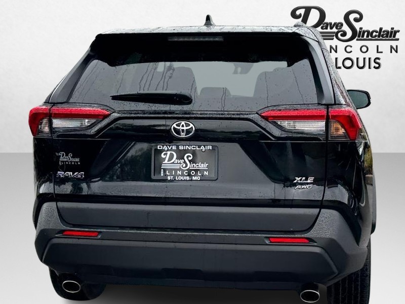 Toyota RAV4 Vehicle Full-screen Gallery Image 06