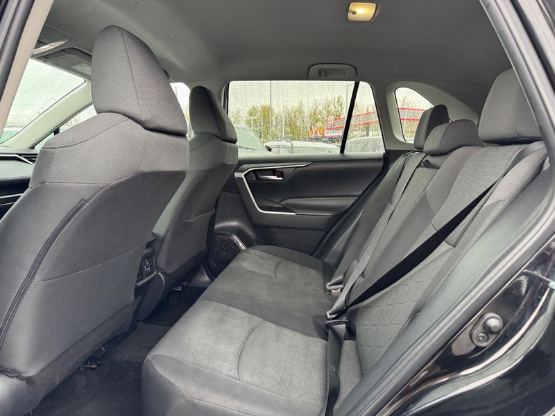 Toyota RAV4 Vehicle Full-screen Gallery Image 11