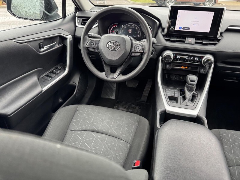 Toyota RAV4 Vehicle Full-screen Gallery Image 12