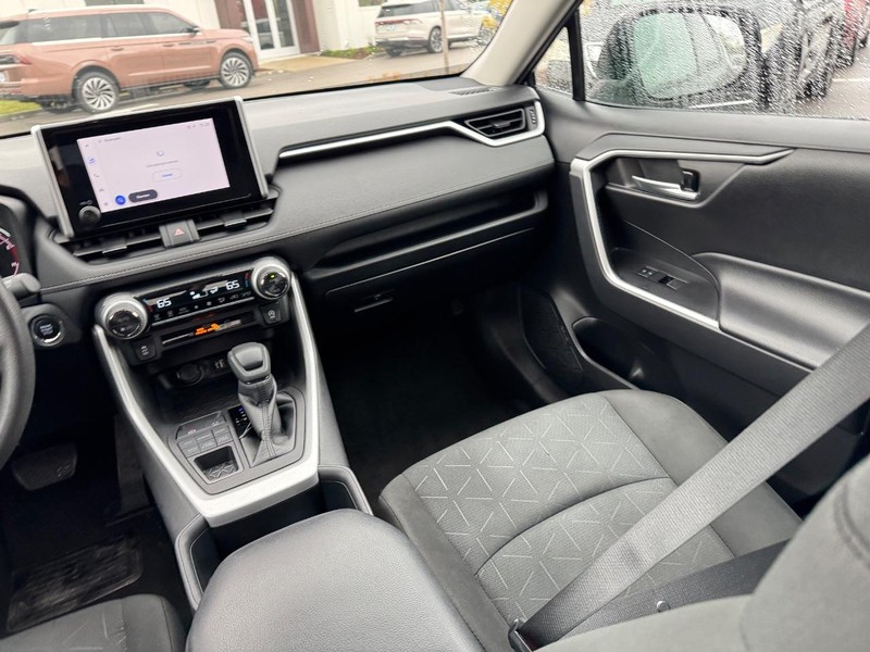 Toyota RAV4 Vehicle Full-screen Gallery Image 14