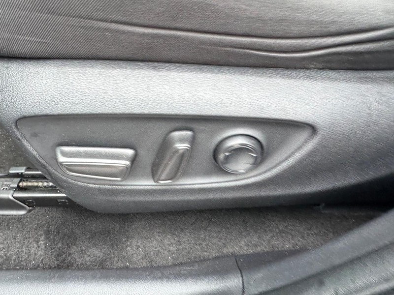 Toyota RAV4 Vehicle Full-screen Gallery Image 15