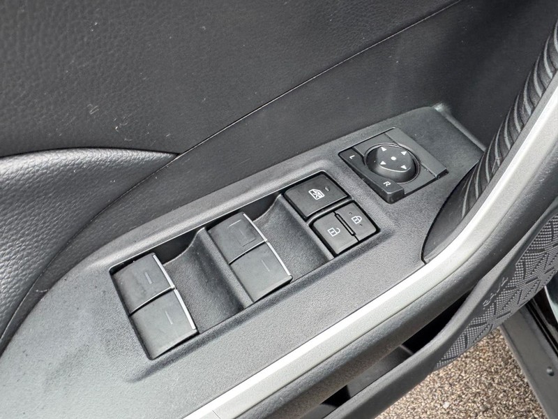 Toyota RAV4 Vehicle Full-screen Gallery Image 16