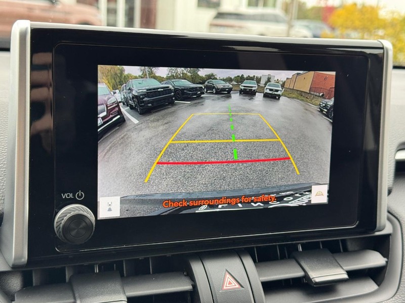 Toyota RAV4 Vehicle Full-screen Gallery Image 20