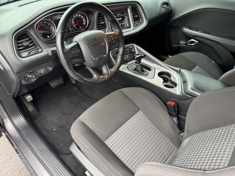 Dodge Challenger Vehicle Full-screen Gallery Image 12