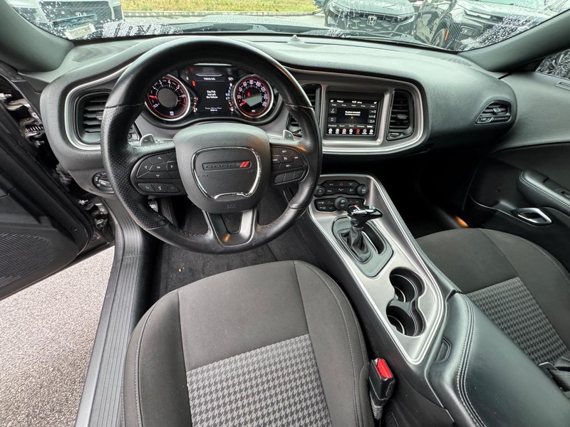 Dodge Challenger Vehicle Full-screen Gallery Image 13