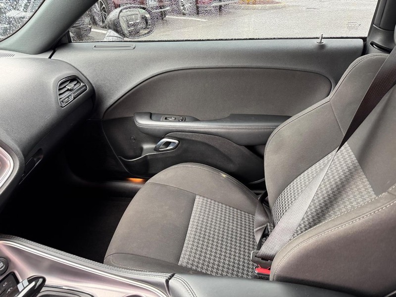 Dodge Challenger Vehicle Full-screen Gallery Image 14