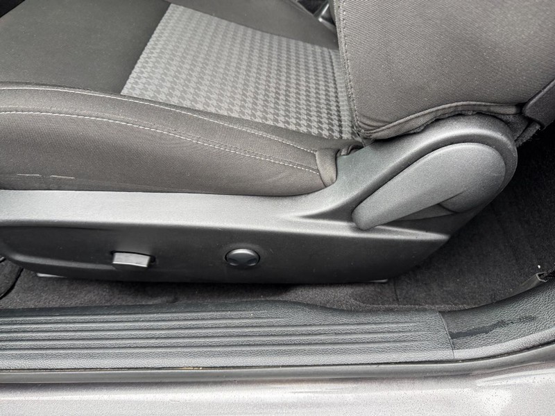 Dodge Challenger Vehicle Full-screen Gallery Image 16