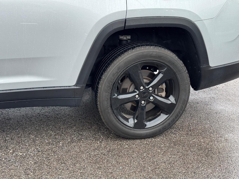 Jeep Grand Cherokee L Vehicle Full-screen Gallery Image 10