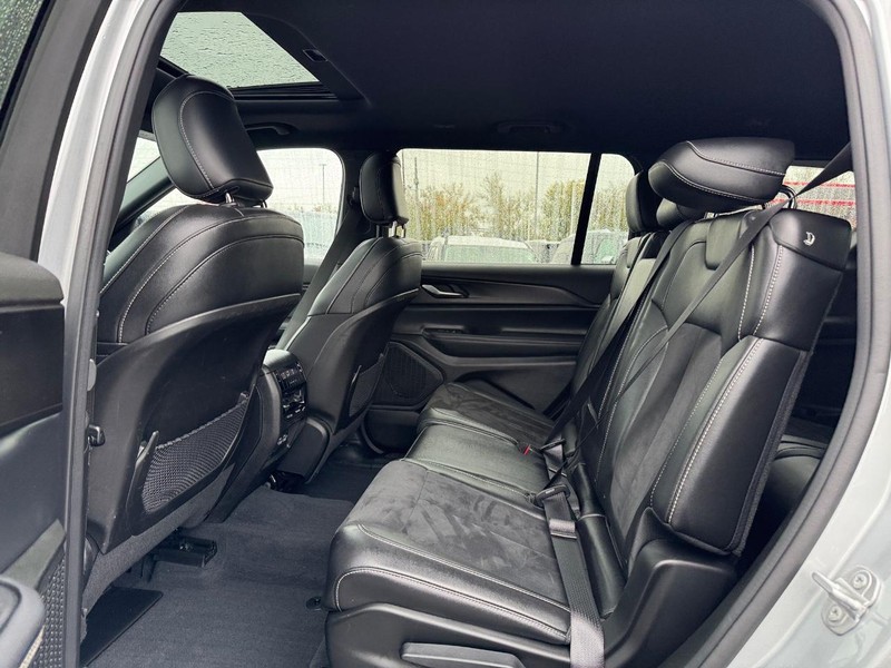 Jeep Grand Cherokee L Vehicle Full-screen Gallery Image 11