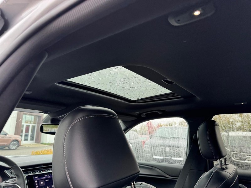 Jeep Grand Cherokee L Vehicle Full-screen Gallery Image 12