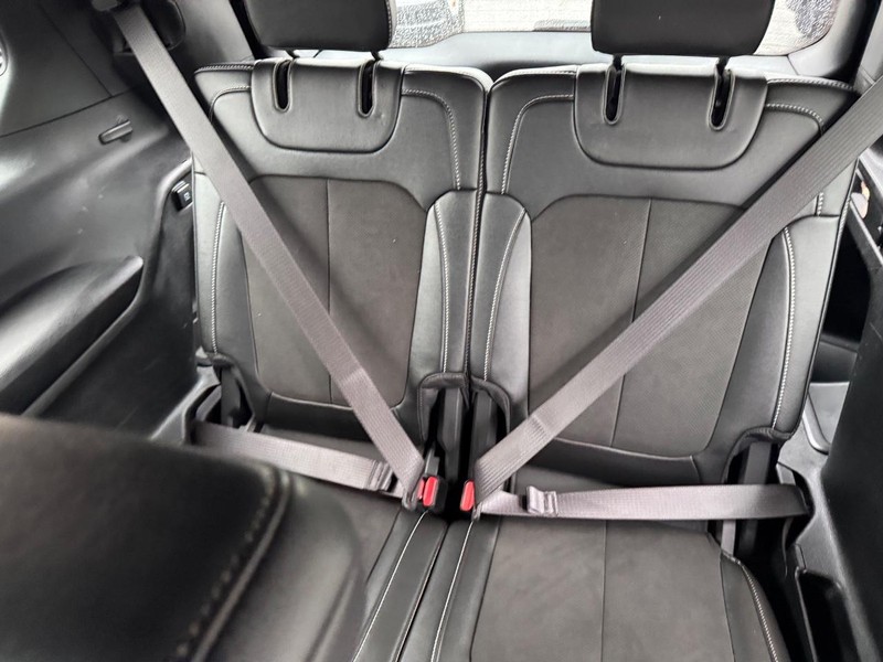 Jeep Grand Cherokee L Vehicle Full-screen Gallery Image 13