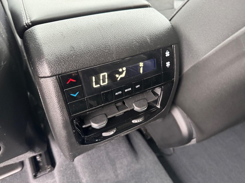 Jeep Grand Cherokee L Vehicle Full-screen Gallery Image 14