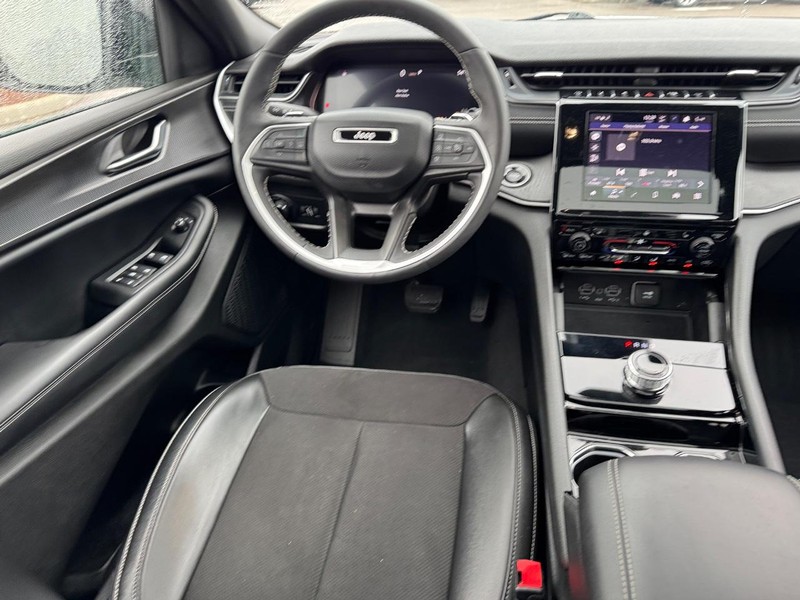 Jeep Grand Cherokee L Vehicle Full-screen Gallery Image 15