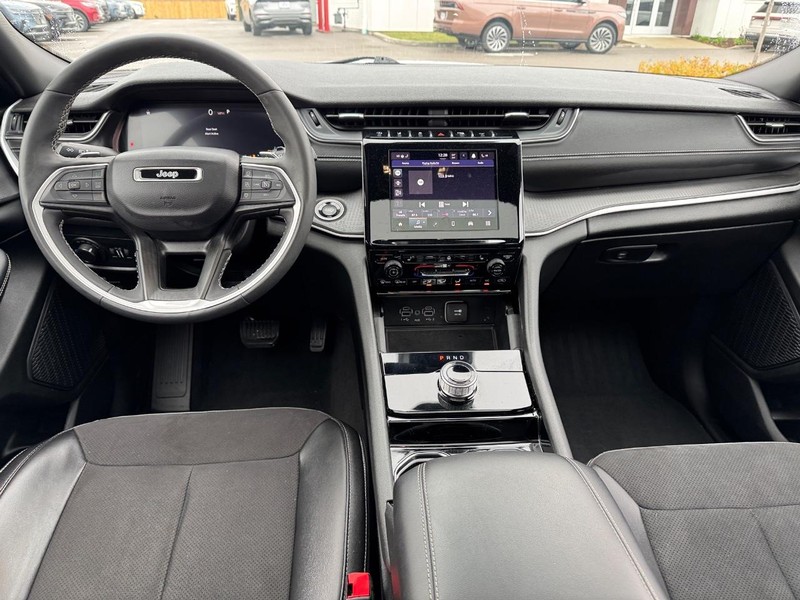 Jeep Grand Cherokee L Vehicle Full-screen Gallery Image 16