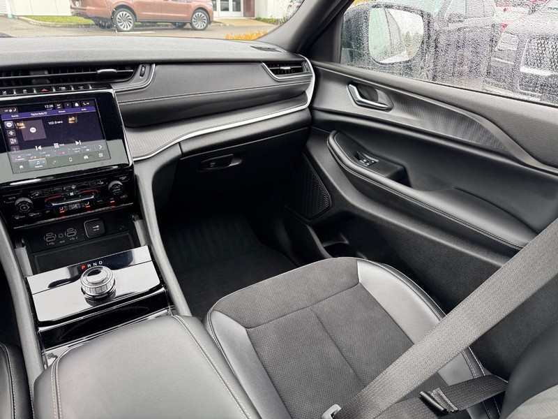 Jeep Grand Cherokee L Vehicle Full-screen Gallery Image 17