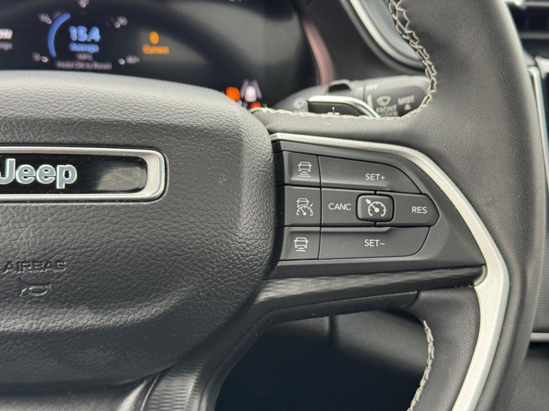 Jeep Grand Cherokee L Vehicle Full-screen Gallery Image 22