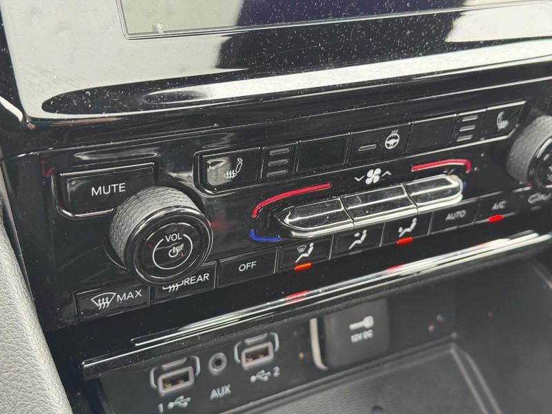 Jeep Grand Cherokee L Vehicle Full-screen Gallery Image 23