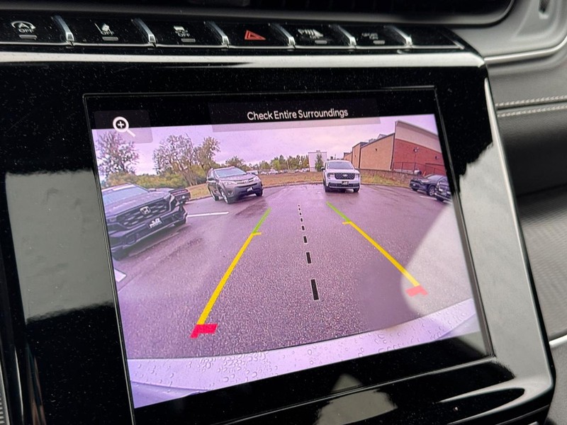 Jeep Grand Cherokee L Vehicle Full-screen Gallery Image 24