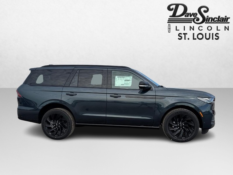 Lincoln Navigator Vehicle Full-screen Gallery Image 04