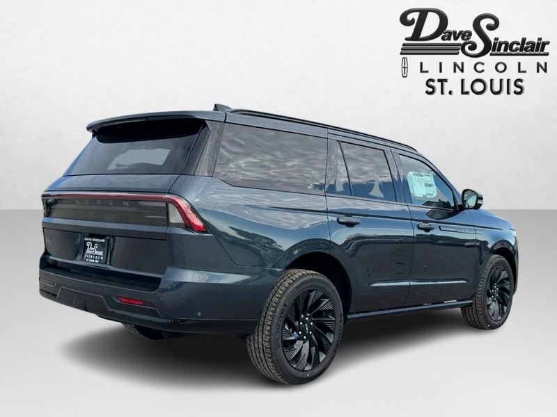 Lincoln Navigator Vehicle Full-screen Gallery Image 05