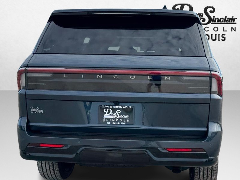 Lincoln Navigator Vehicle Full-screen Gallery Image 06