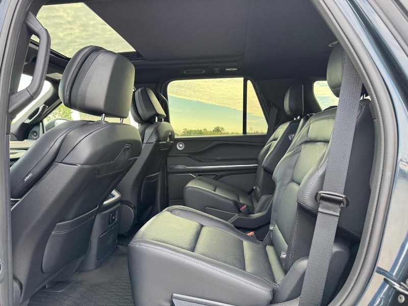 Lincoln Navigator Vehicle Full-screen Gallery Image 11