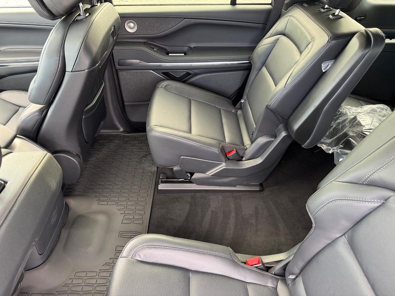 Lincoln Navigator Vehicle Full-screen Gallery Image 12