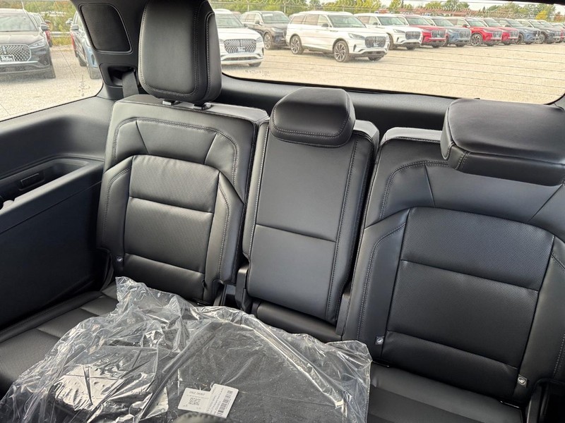 Lincoln Navigator Vehicle Full-screen Gallery Image 13