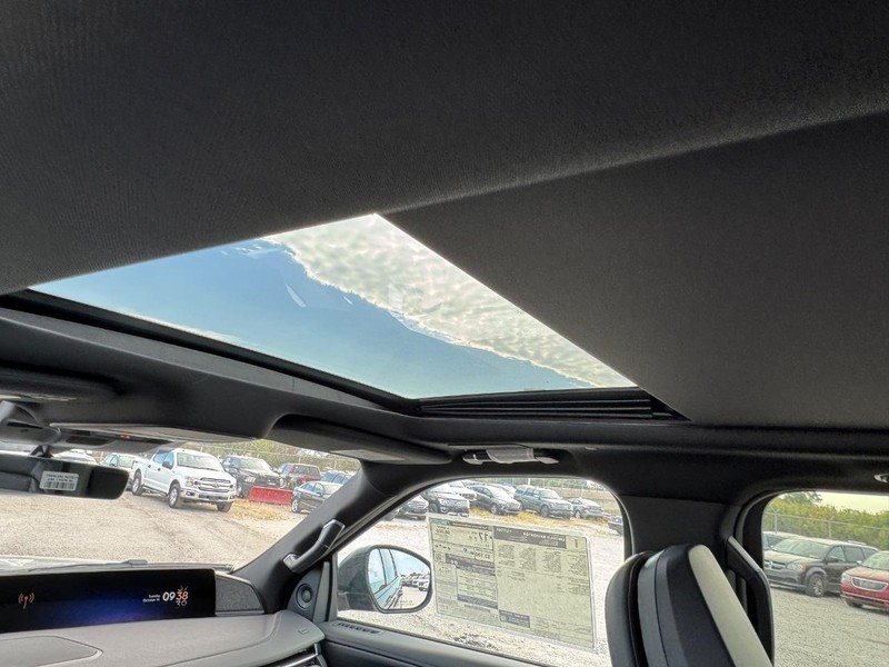 Lincoln Navigator Vehicle Full-screen Gallery Image 14