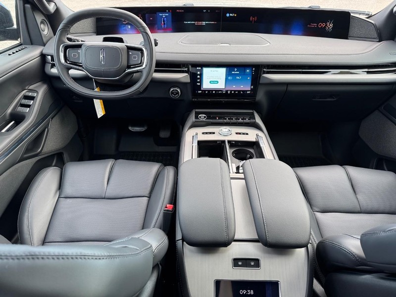 Lincoln Navigator Vehicle Full-screen Gallery Image 15