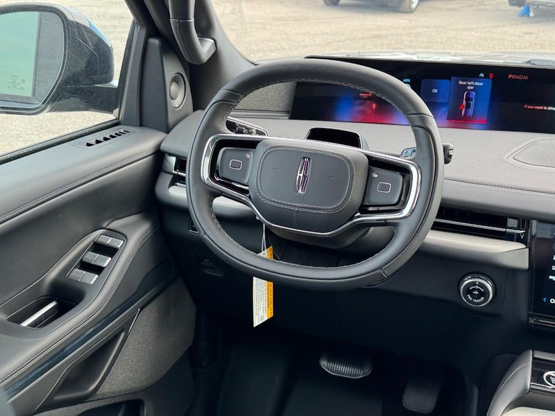 Lincoln Navigator Vehicle Full-screen Gallery Image 16