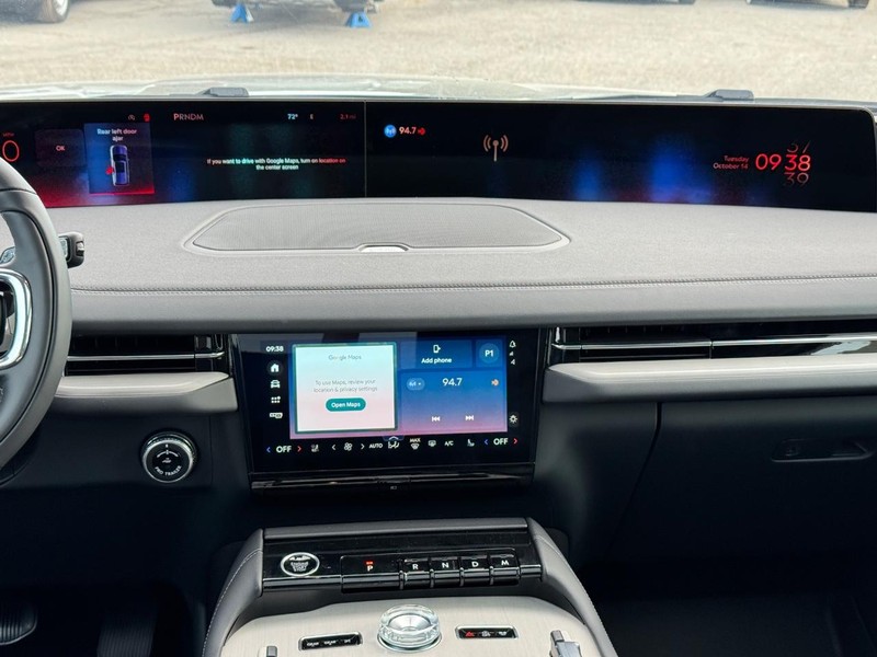 Lincoln Navigator Vehicle Full-screen Gallery Image 17