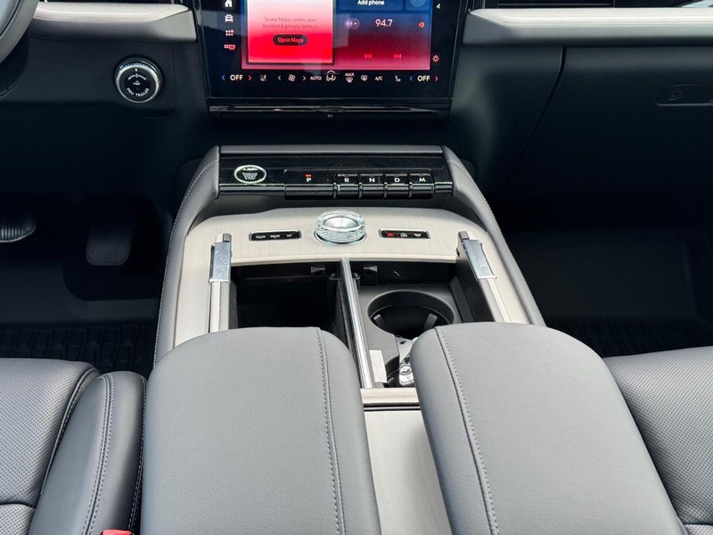 Lincoln Navigator Vehicle Full-screen Gallery Image 18