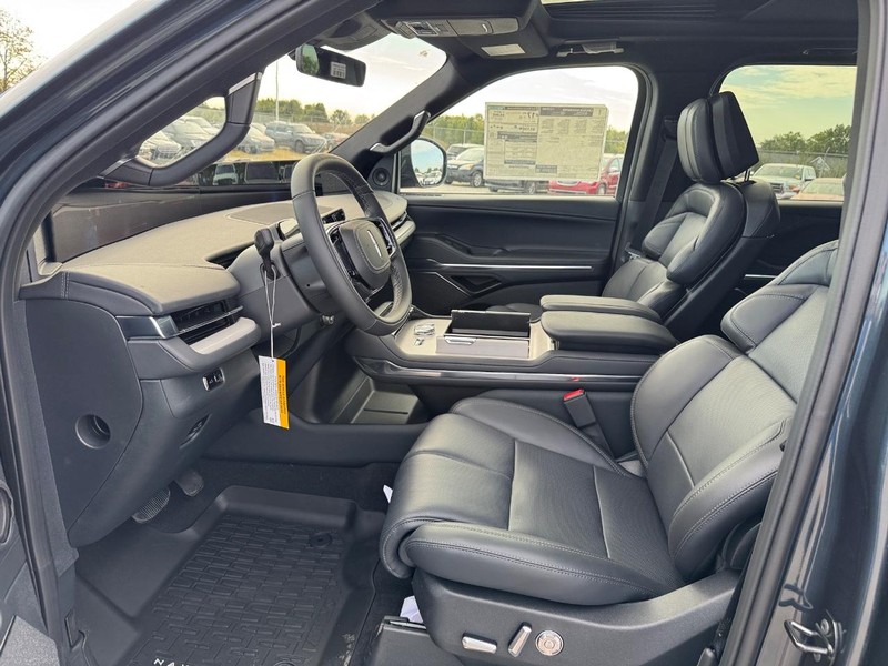 Lincoln Navigator Vehicle Full-screen Gallery Image 19