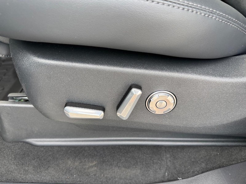 Lincoln Navigator Vehicle Full-screen Gallery Image 20