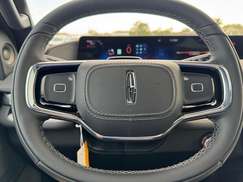 Lincoln Navigator Vehicle Full-screen Gallery Image 22