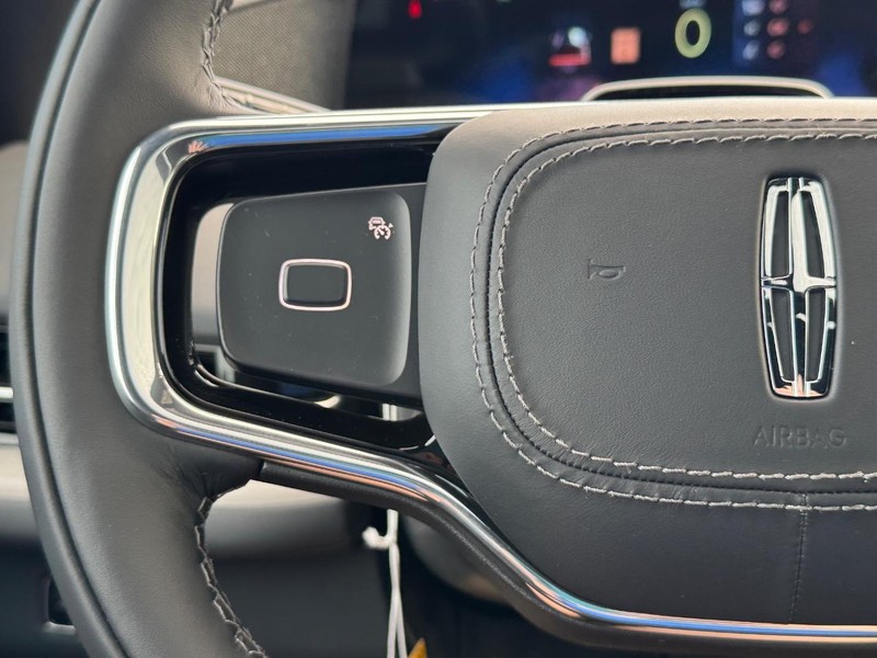 Lincoln Navigator Vehicle Full-screen Gallery Image 23