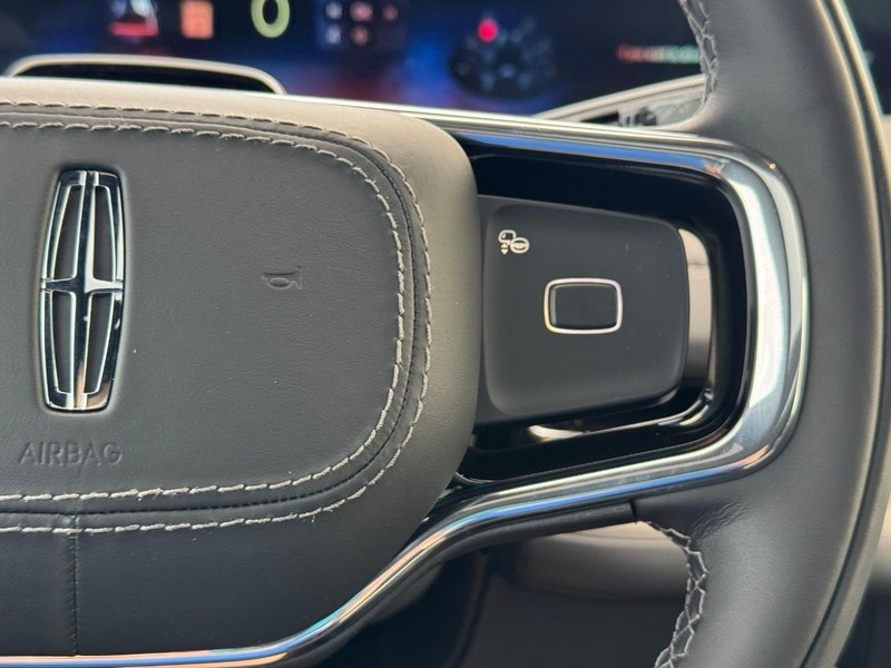 Lincoln Navigator Vehicle Full-screen Gallery Image 24