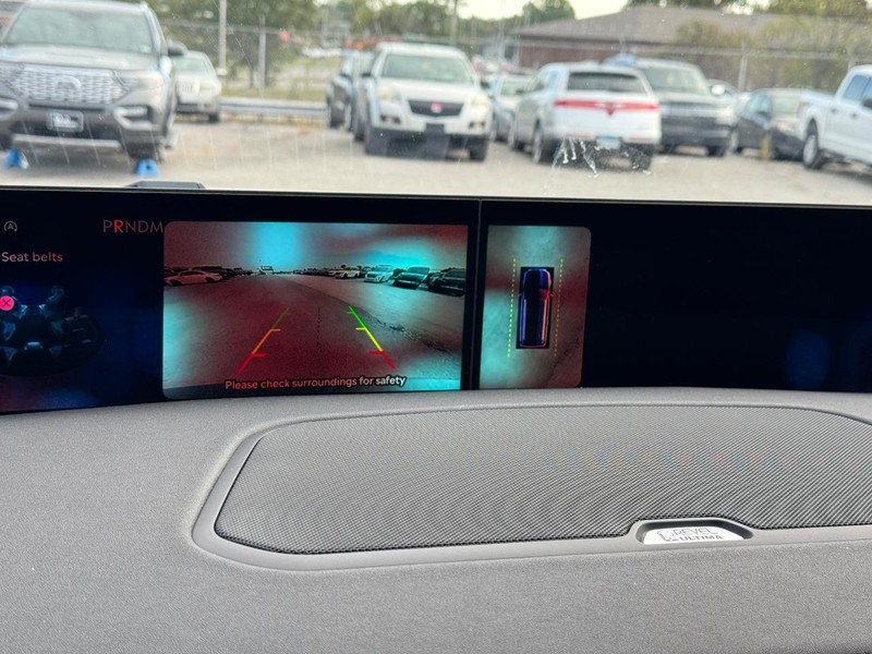 Lincoln Navigator Vehicle Full-screen Gallery Image 26