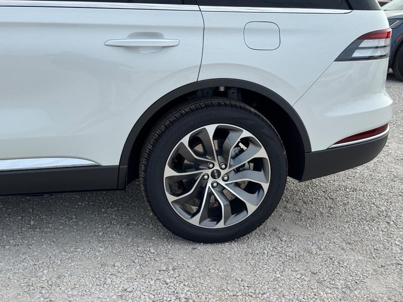 Lincoln Aviator Vehicle Full-screen Gallery Image 10