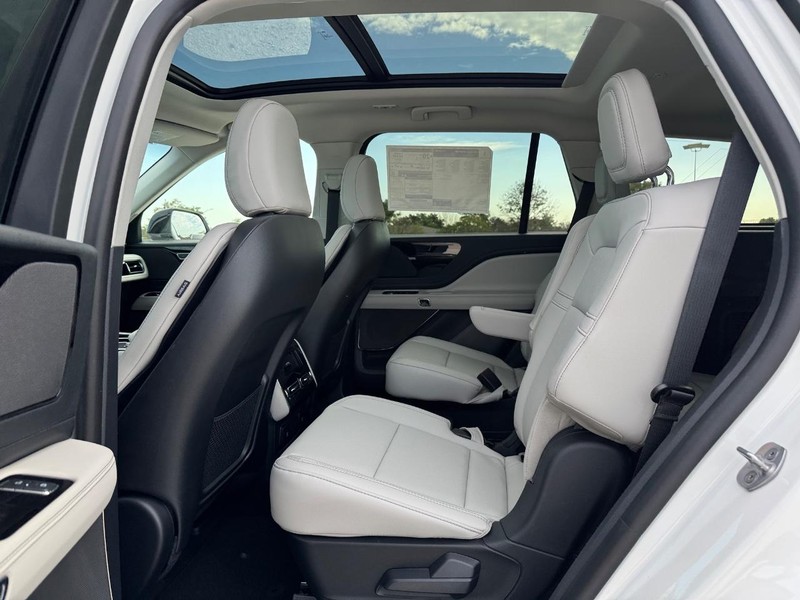 Lincoln Aviator Vehicle Full-screen Gallery Image 11