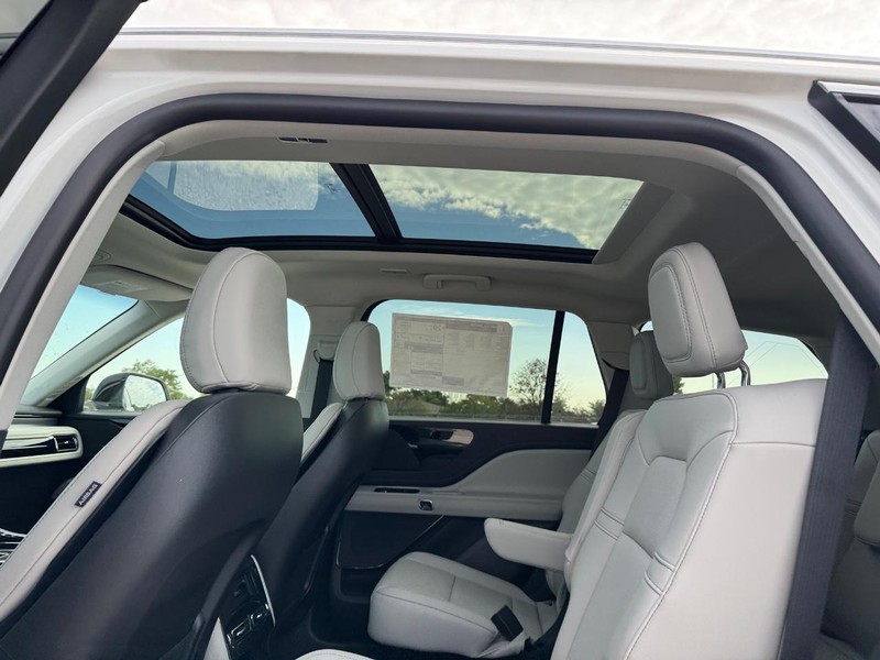 Lincoln Aviator Vehicle Full-screen Gallery Image 12