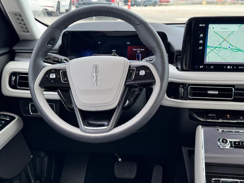 Lincoln Aviator Vehicle Full-screen Gallery Image 16