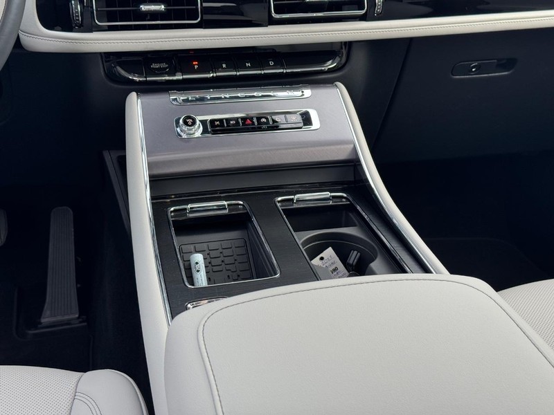 Lincoln Aviator Vehicle Full-screen Gallery Image 18