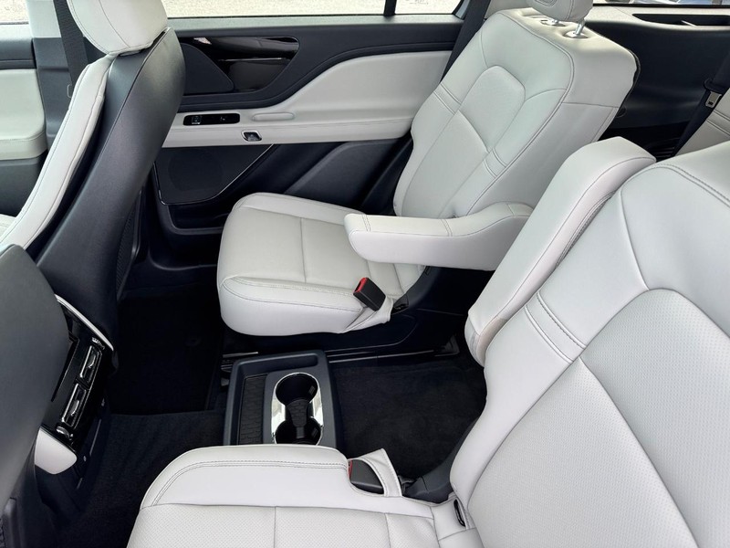 Lincoln Aviator Vehicle Full-screen Gallery Image 19