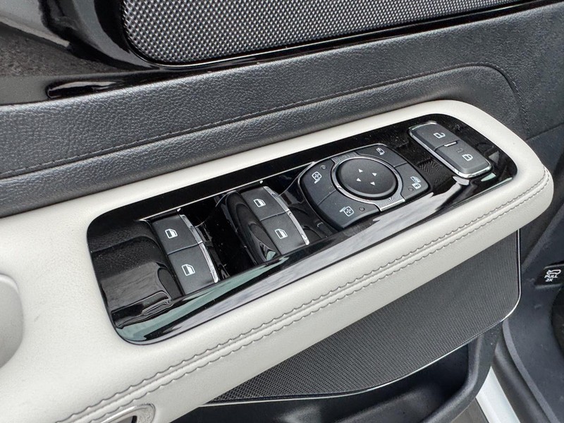 Lincoln Aviator Vehicle Full-screen Gallery Image 21